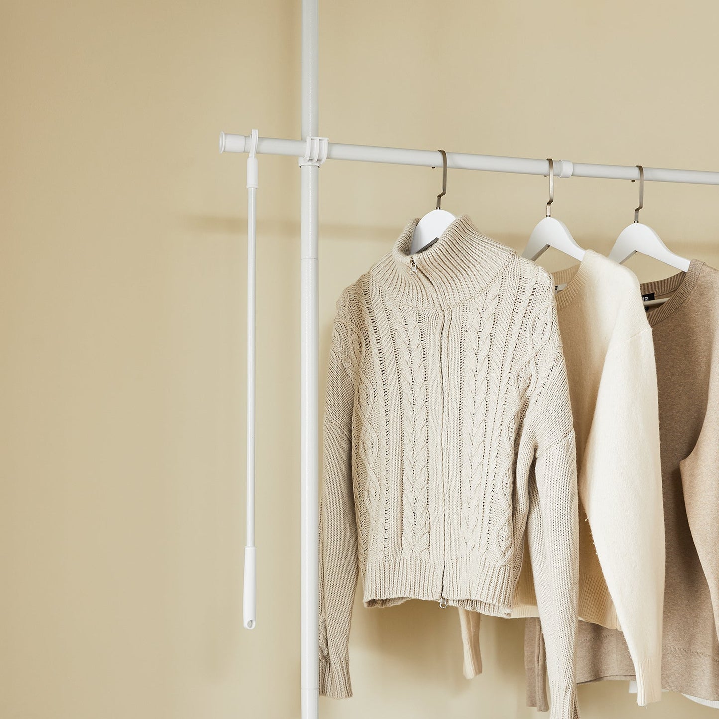 SoBuy FRG34-II-W Porte-vêtements télescopique réglable blanc - 147-195 x 200-295 cm - Placard ouvert avec tringles et étagères