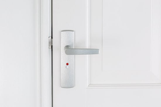 AXA Ensemble de quincaillerie pour porte intérieure (Curve Click) Aluminium poli : Poignée (modèle Curve) sur bouclier pour toilettes/salle de bains TL63-8 et serrure avec têtière blanche