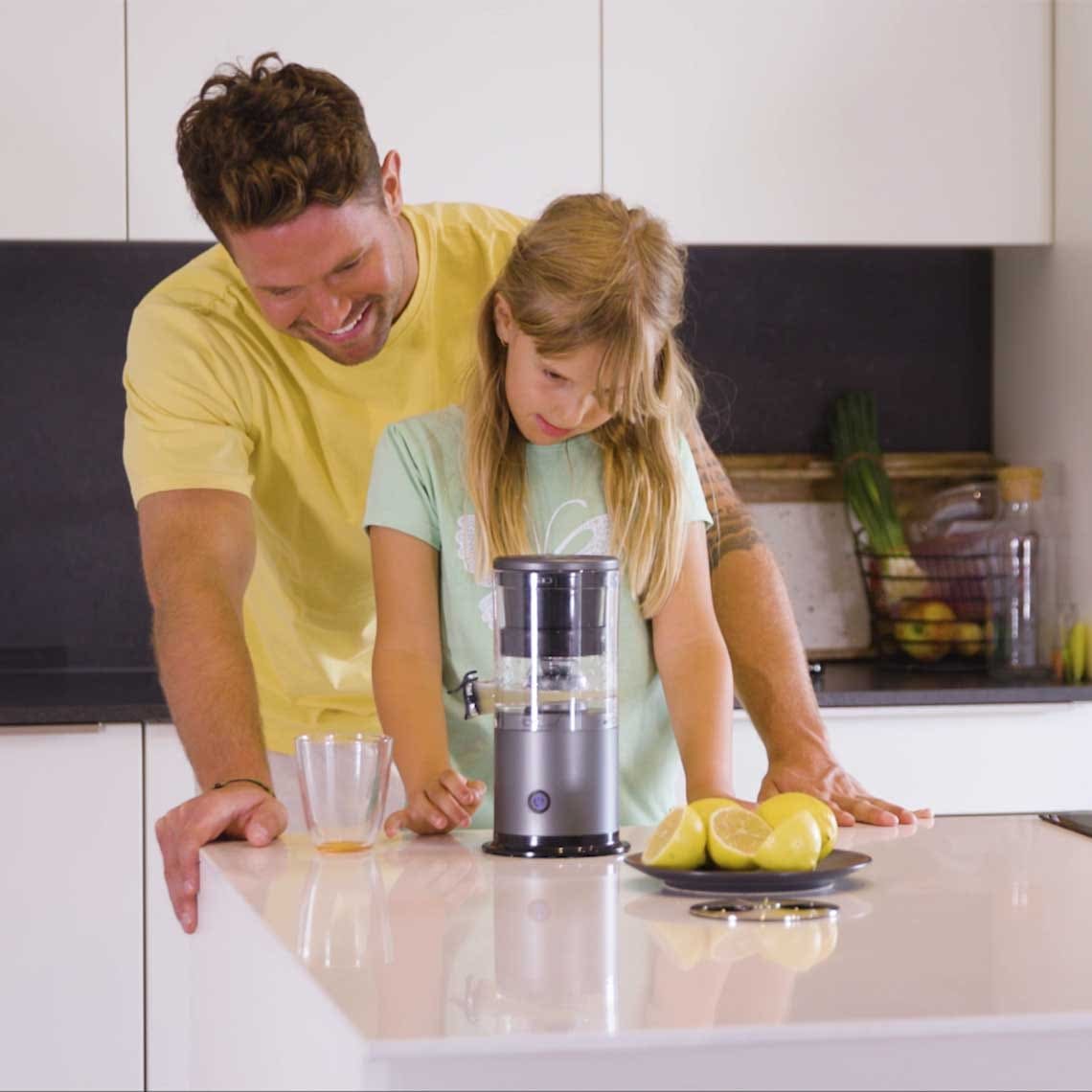 Extracteur de jus sans fil Livington JuiceBoost - Livre de recettes inclus - Compact et léger - Extraction de jus préservant les vitamines