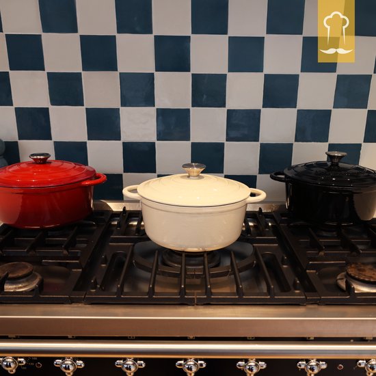 Poêle en fonte Chefarone 4,7 L - Sans PFAS - Poêle à rôtir avec couvercle - Poêle compatible avec toutes les sources de chaleur - Poêle Ø 26 cm - Émaillée blanc crème - Cadeau pour femme