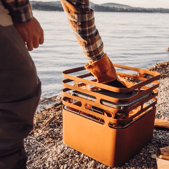 höfats CUBE : brasero à l'aspect rouillé, barbecue, tabouret et table pour le jardin et la terrasse, en acier inoxydable avec fonction d'extinction intégrée