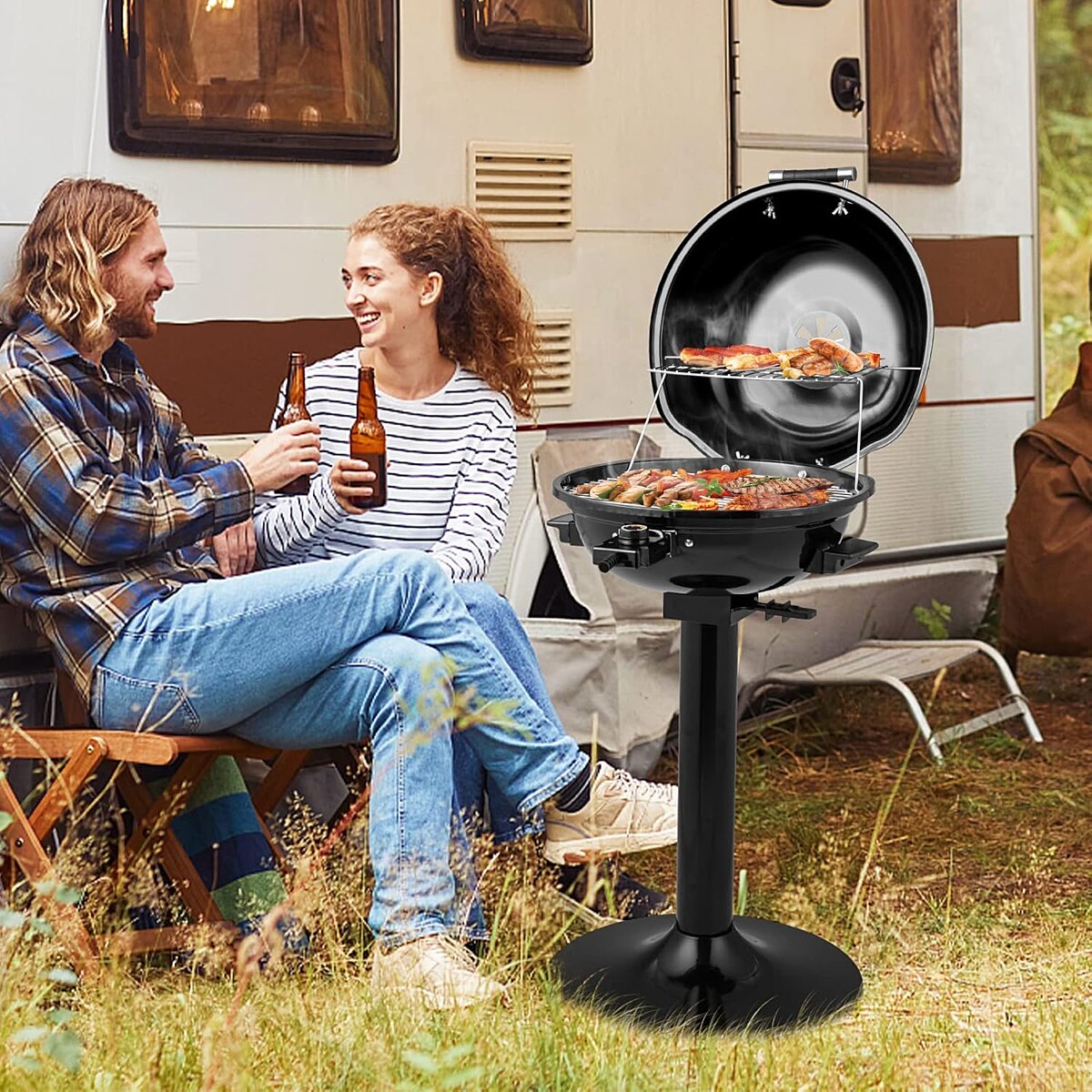 Barbecue électrique GrillMaster 1 600 W – Grille de cuisson de 44 cm – Noir/Rouge – 52 x 44 x 82 cm