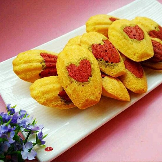 Homewell - Moule à Madeleine avec 12 formes de coquilles - Revêtement antiadhésif - Pinceau et livre électronique inclus