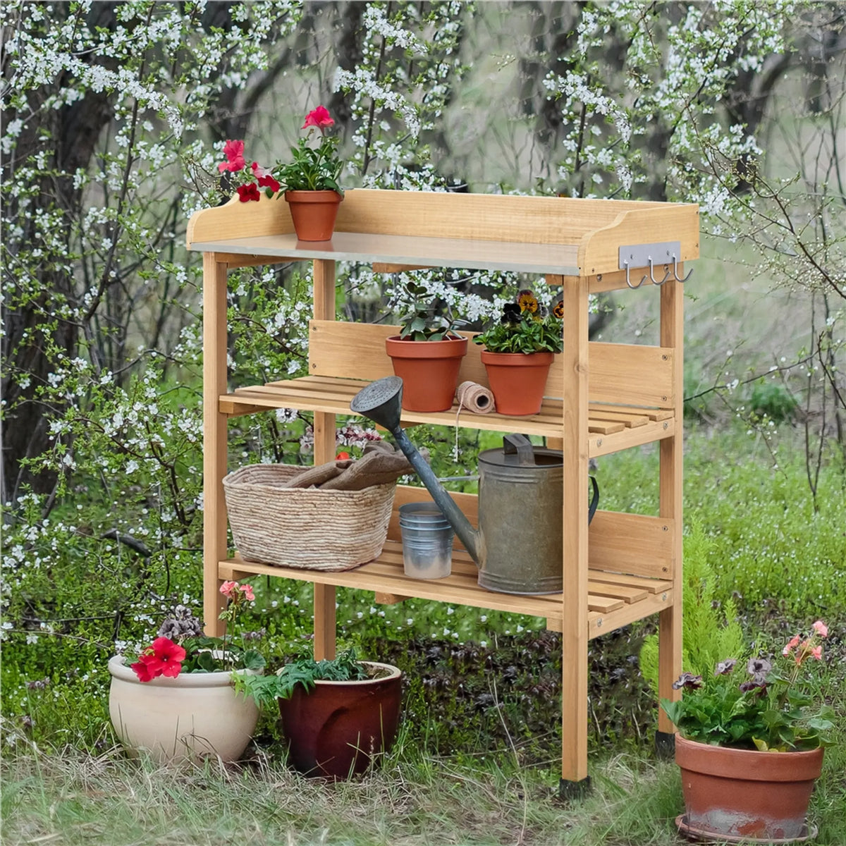 Table de jardin avec plateau galvanisé, 3 étagères et 3 crochets, couleur bois