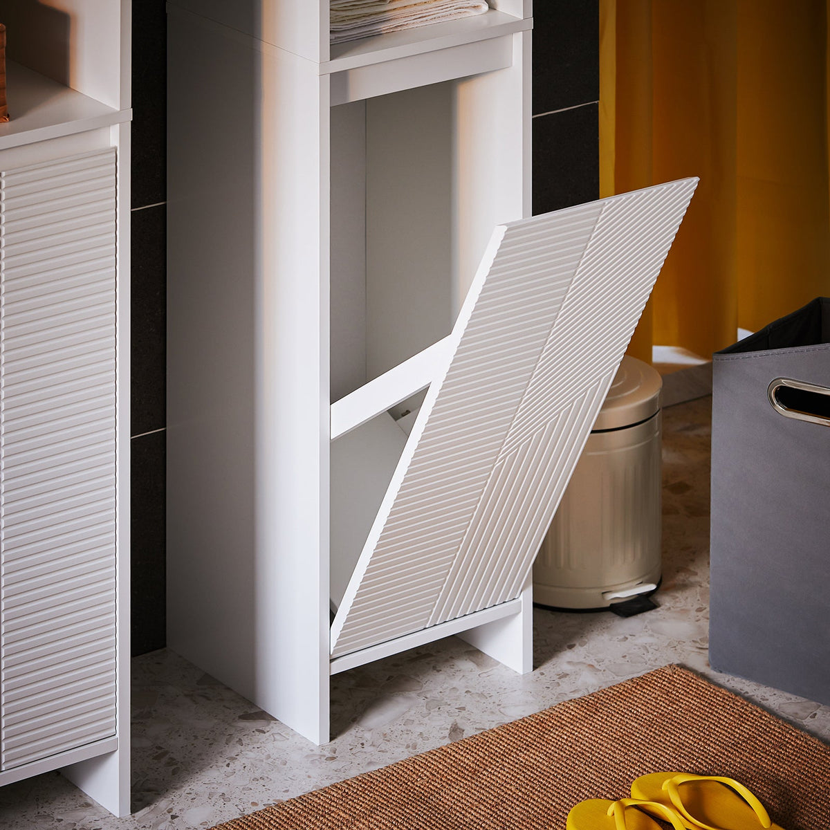 SoBuy Armoire de toilette haute BZR158-W - blanc - 30x170x30 cm - avec sac à linge et espace de rangement