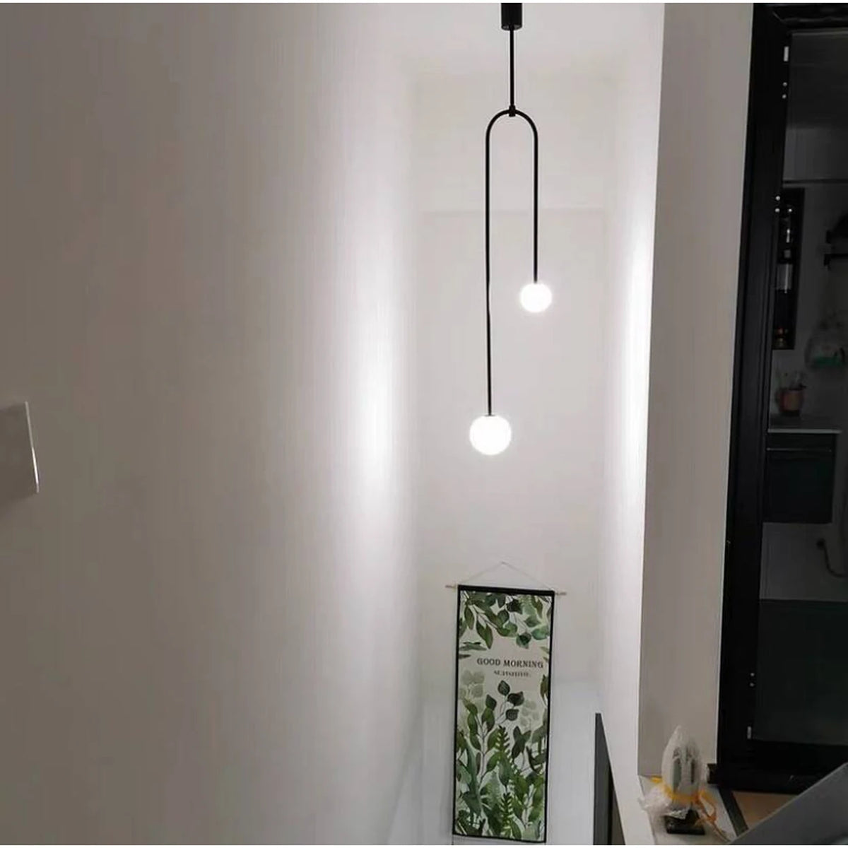 Suspension moderne Homary, noire avec boule en verre - 2 lumières, en forme de U