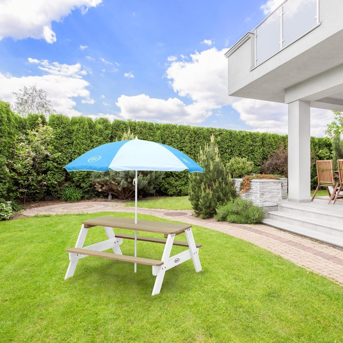 AXI Nick Picknicktafel in Bruin/Wit met Parasol in Blauw/Wit - Picknick tafel voor kinderen van FSC hout