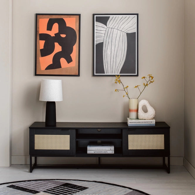 Meuble TV Cube de fonQ – 150 x 40 x 50 cm – Meuble en bois noir avec détails en rotin tressé et piètement métallique – Style bohème