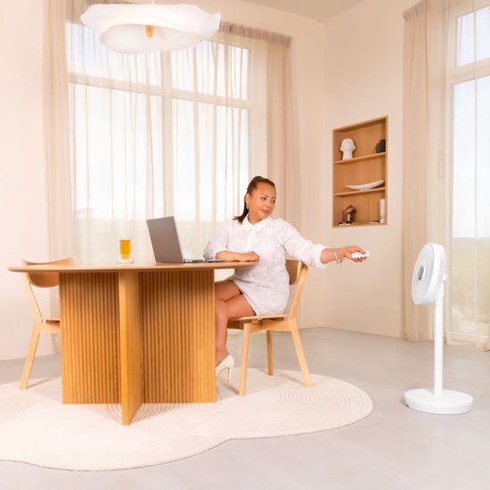 VONROC BREEZE Wireless Fan - Très silencieux (<44 dB) - 24 vitesses - léger et portable - 3 modes de ventilation : Naturel, Sommeil, Normal - Modulable : ventilateur de table et ventilateur de sol - Ecran tactile de luxe - Télécommande incluse - Blanc