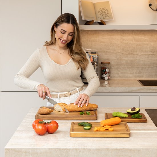 Deleca 3-Piece Cutting Board Set Seville with Holder - Planches à découper (40x30 | 33x24 | 26x18 cm) - Pour la cuisine, planche à servir, planche à fromage, planche à boire, planche à découper et planche à tapas - Bois d'acacia FSC