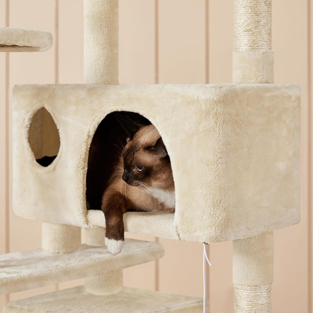 Yaheetech Griffoir pour chat 137 cm - Beige - 49 x 49 x 137 cm - Avec 2 maisons, 3 plaques et des boules de jeu en sisal