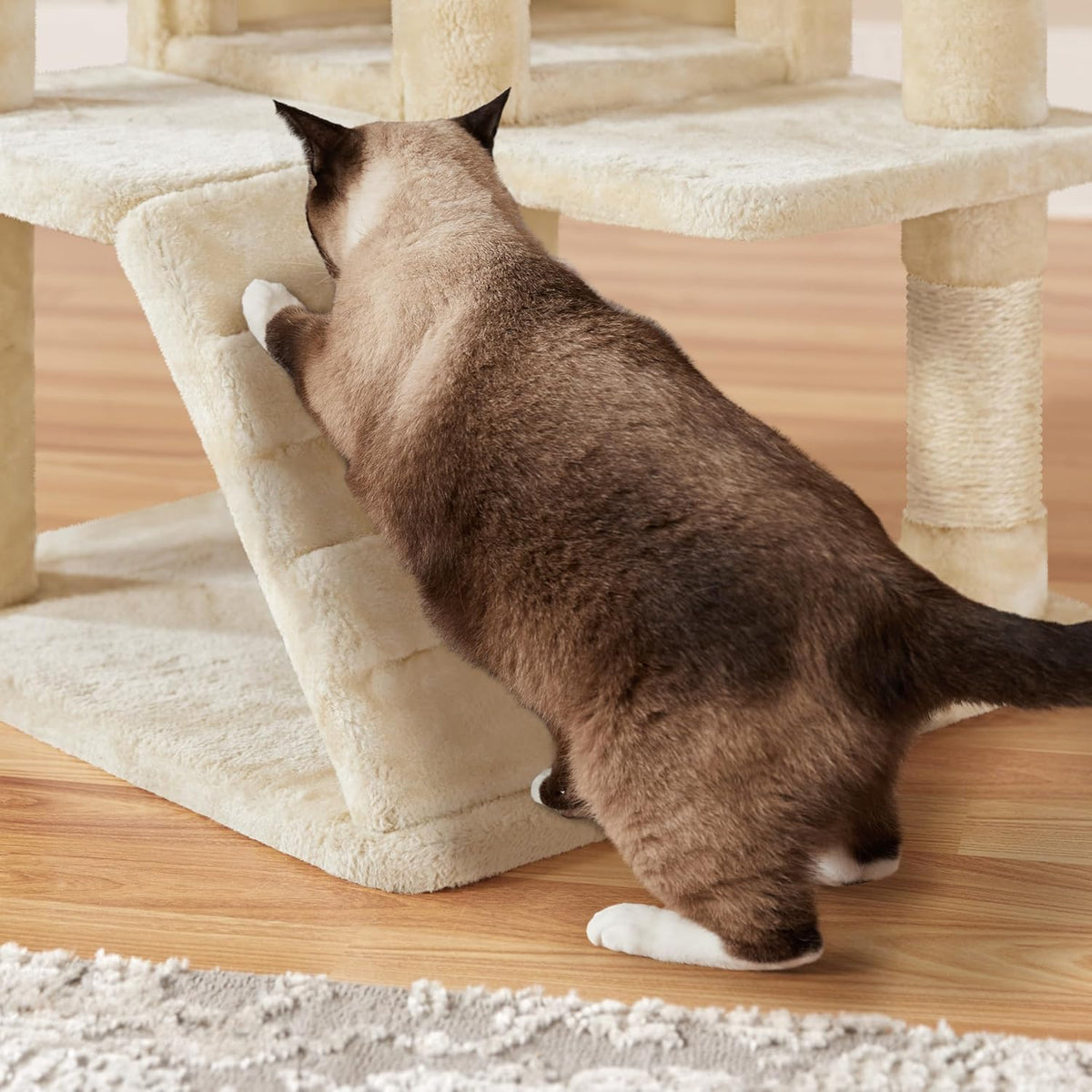 Yaheetech Griffoir pour chat 137 cm - Beige - 49 x 49 x 137 cm - Avec 2 maisons, 3 plaques et des boules de jeu en sisal