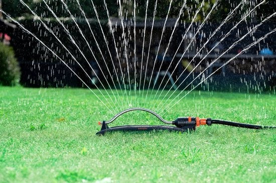 BLACK+DECKER Arroseur de pelouse - 19 trous - 58.5 x 19.5 x 10.5 CM - Arroseur de jardin pivotant - Noir/Orange