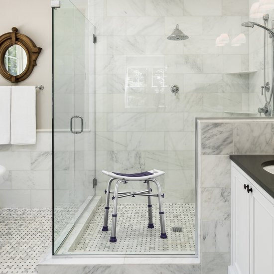 Sanicraft® Tabouret de douche - Tabouret de douche réglable avec siège - poignées, support de pommeau de douche et pieds antidérapants - inoxydable - capacité de charge de 120 kg