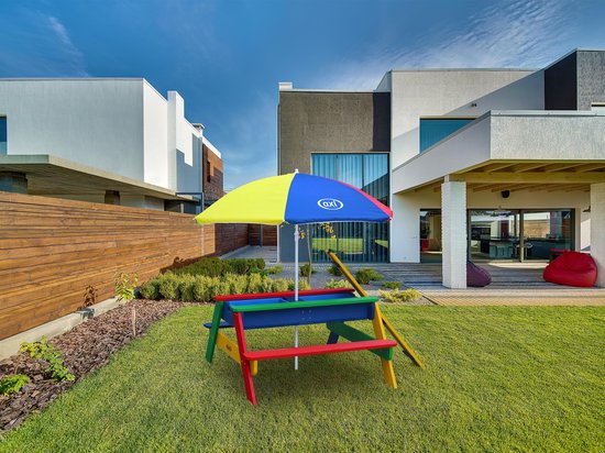 Table de pique-nique AXI Nick Zand & Water aux couleurs de l'arc-en-ciel - Parasol réglable - Bois certifié FSC - Table de pique-nique en bois pour enfants