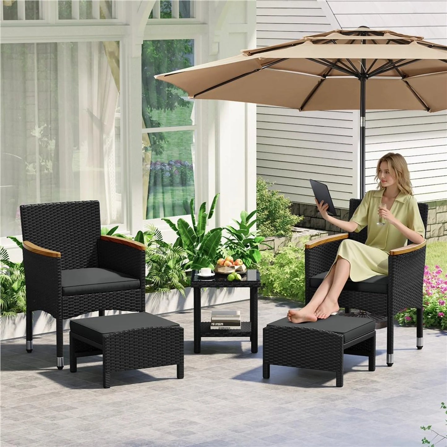 Yaheetech Lounge Set 5-Piece - Comprend deux chaises avec accoudoirs en bois d'acacia, deux ottomans et une table basse en verre trempé - Pour le jardin et le balcon - Métal noir et gris en rotin et bois d'acacia - 62.5 x 60.5 x 84 cm