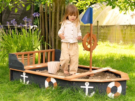 Bac à sable AXI Doris avec banc de rangement, anthracite/marron – Drapeau et barre à roue en bois – Bâche de protection et toile de sol incluses – Garantie de 10 ans !
