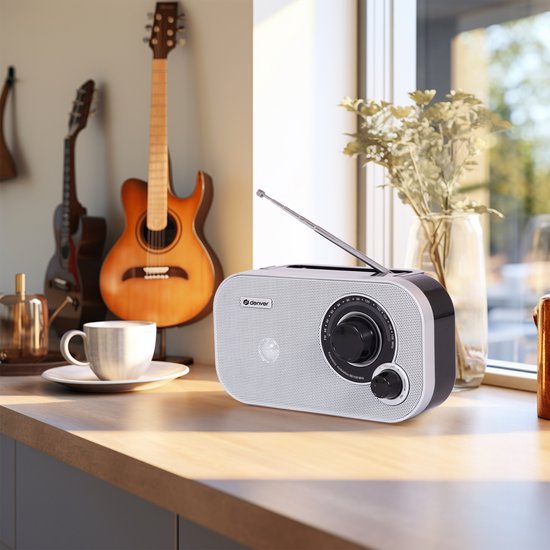 Denver FM Radio Retro - Fonctionne sur batterie ou sur secteur - Radio de cuisine - Radio portable - TR51 - Blanc