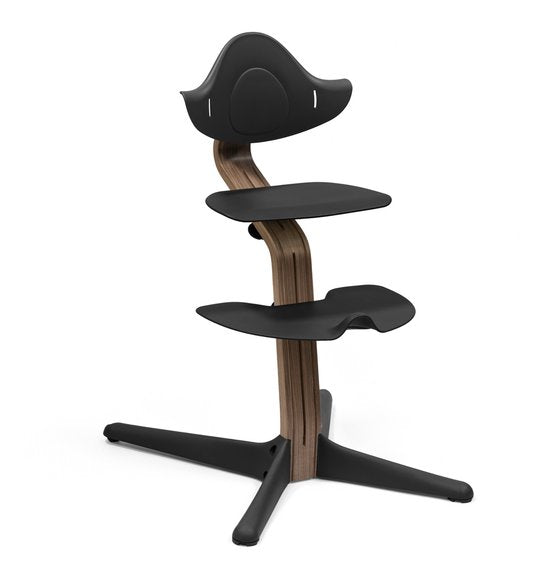 Chaise Stokke Nomi, noyer / noir - Favorise une posture assise active - Réglable sans outils - Comprend un repose-pieds stable et des roulettes anti-basculement - Supporte jusqu’à 150 kg