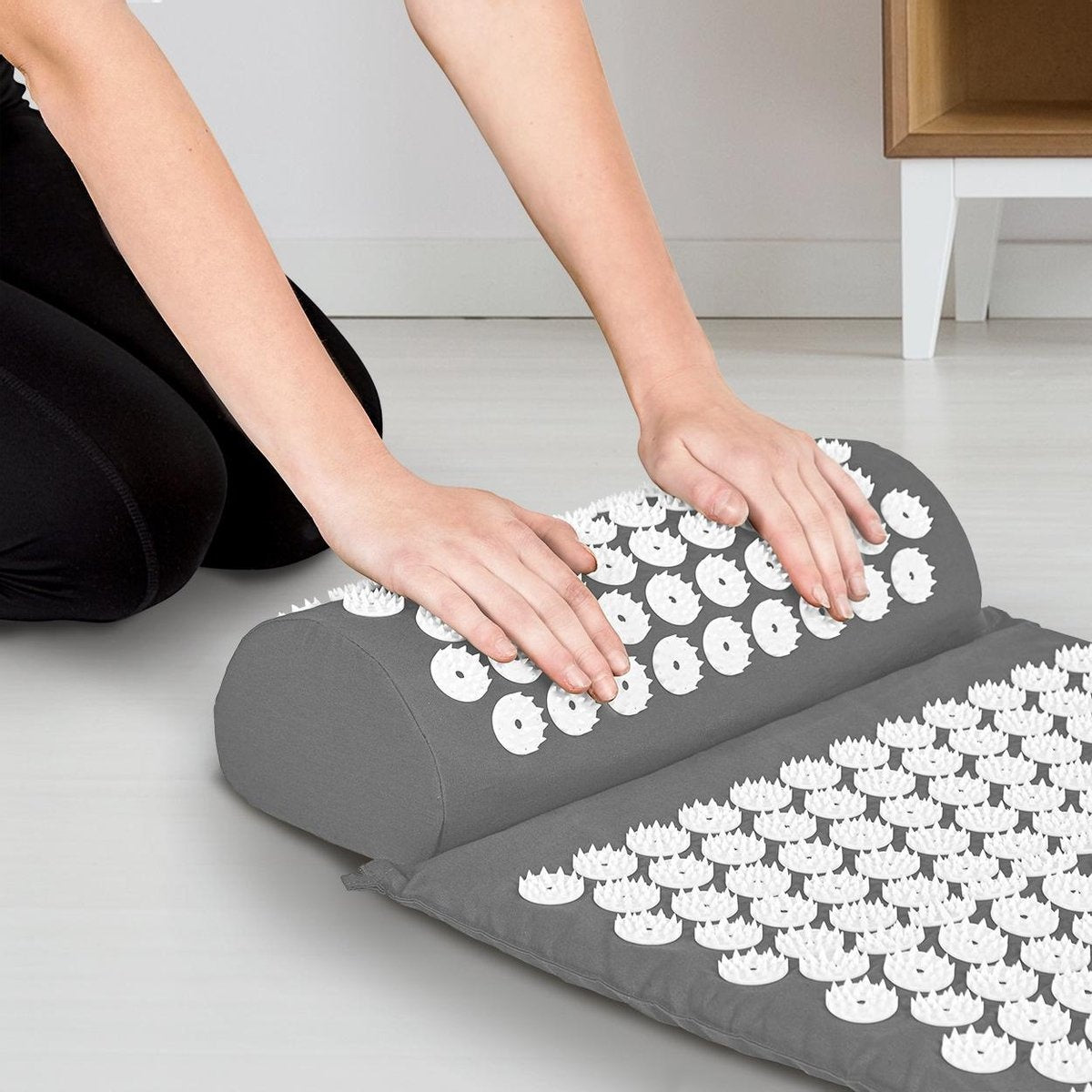 Tapis d'acupression avec coussin - LifeGoods - Tapis Shakti - 66x40x2cm - Gris/Blanc