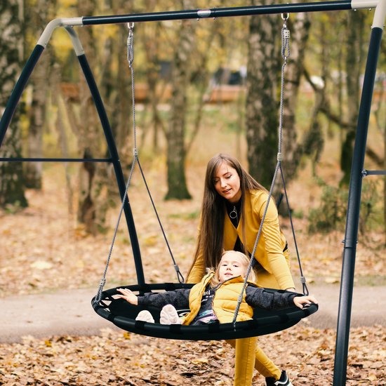 Balançoire « Nest » en métal AXI, couleur anthracite/crème - Ensemble de balançoire autoportante avec structure et balançoire « Nest » Ø 120 cm - Ensemble de balançoire pour enfants