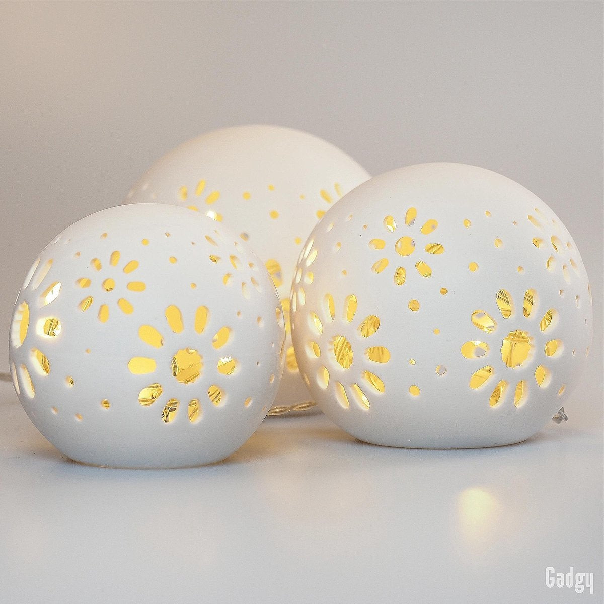 Gadgy Lampe boule en céramique avec guirlande lumineuse - 3 pcs : Ø 8/10/12 cm - Lampe de table à piles - Eclairage d'ambiance