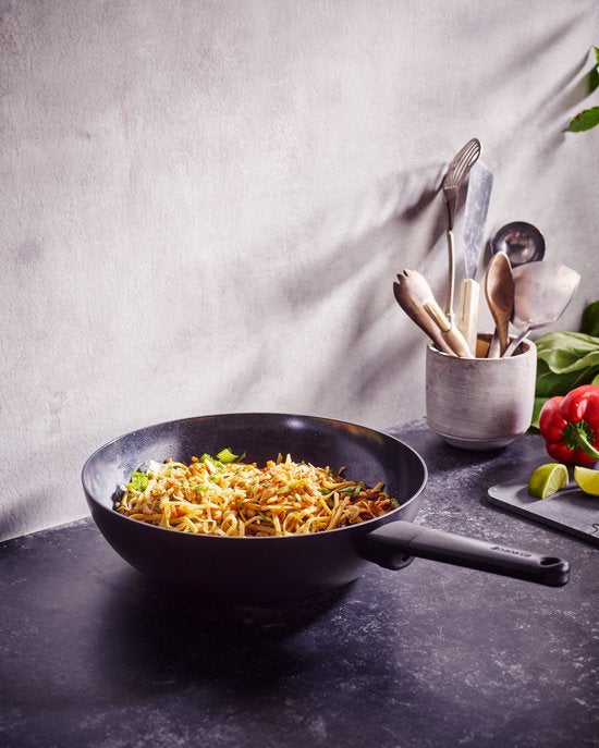 Poêle à wok Brabantia NERO - Ø 30 cm - 100 % sans PFAS - 100 % recyclée - Revêtement antiadhésif en céramique - Compatible avec l'induction