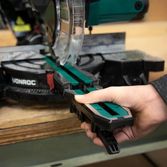 VONROC Tronçonneuse compacte - scie d'abattage - scie à onglet 2200W - Ø216mm - 5200 /min - Bras d'onglet amovible - Fonction de traction - Rallonges de table réglables - Inclinable (0-45°) - Butée de longueur - Contrôle de profondeur - Laser & LED - Lame