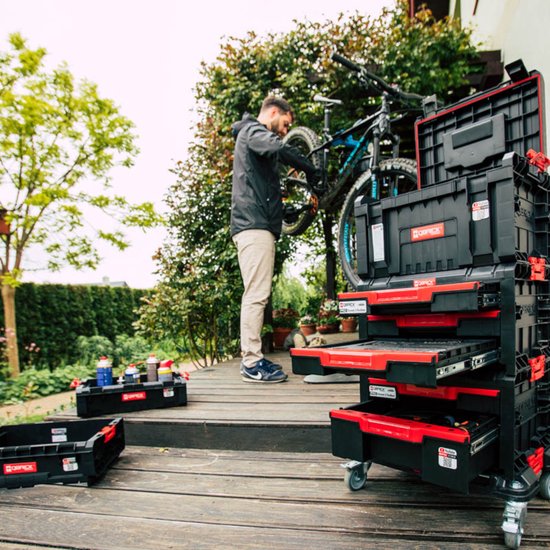 Qbrick System - PRO Transport Platform - 506 x 325 x 140 mm - Plastique noir - Base mobile avec 4 roulettes pivotantes et 2 freins - Poids maximum de 100 kg