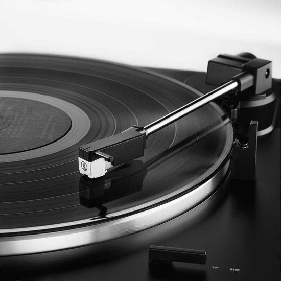 Platine vinyle à entraînement par courroie Audio-Technica AT-LP60XUSB, gris métallisé