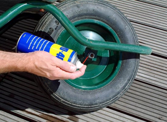 WD-40® Multi-Use Product Classic - Élimine l'humidité - Élimine les grincements et les craquements - Protège contre la rouille et la corrosion - Élimine les salissures - Sans silicone - 100 ml