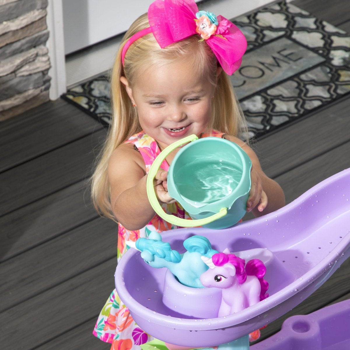 Step2 Rain Shower Splash Unicorns Water Table - Licorne avec 13 pièces d'accessoires - Jouet d'eau pour enfant - Table d'activité avec eau pour jardin/extérieur