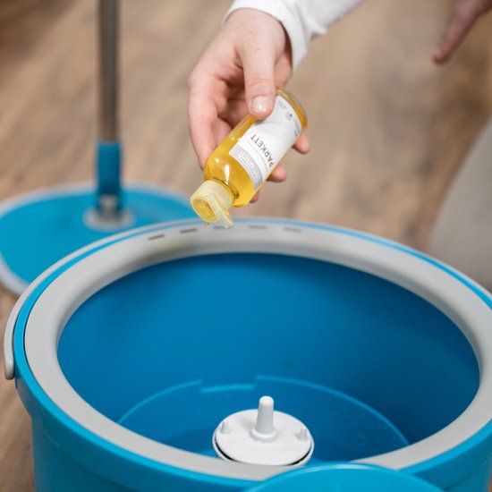Système de nettoyage Livington Clean Water Spin Mop à eau claire, avec nettoyant et tampons inclus - sépare l'eau sale de l'eau propre - Balai à franges adapté à tous les types de sols - Tête pivotante à 360° - Édition vente par correspondance