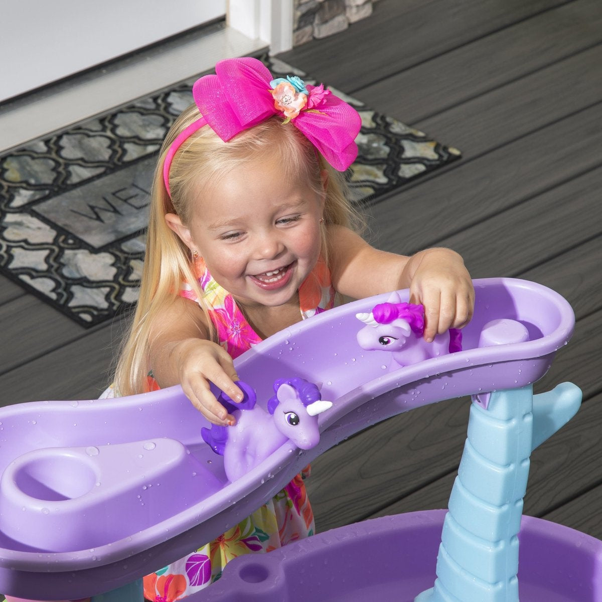 Step2 Rain Shower Splash Unicorns Water Table - Licorne avec 13 pièces d'accessoires - Jouet d'eau pour enfant - Table d'activité avec eau pour jardin/extérieur