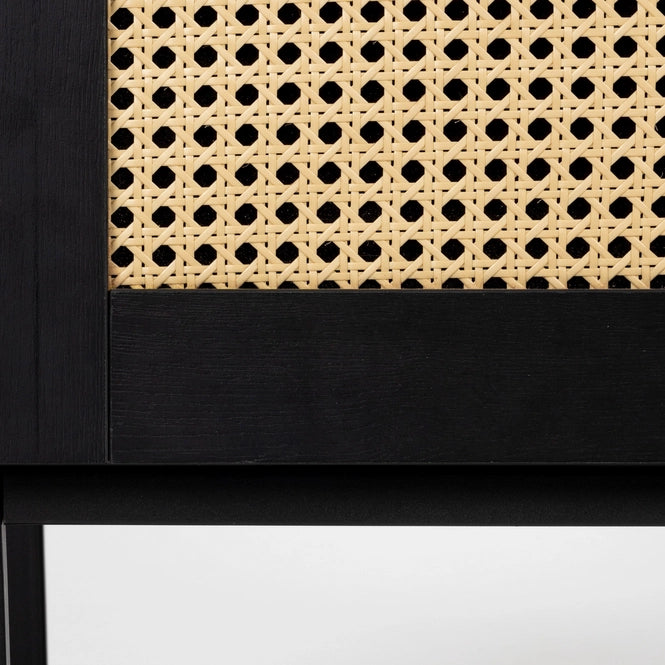 Meuble TV Cube de fonQ – 150 x 40 x 50 cm – Meuble en bois noir avec détails en rotin tressé et piètement métallique – Style bohème