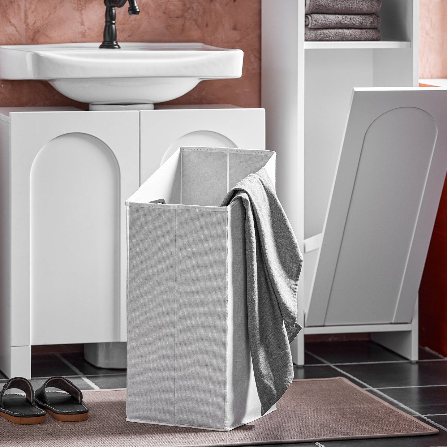 Armoire de salle de bain - SoBuy - Avec sac à linge pliable - max 17 kg - 30 x 30 x 97 cm - Blanc