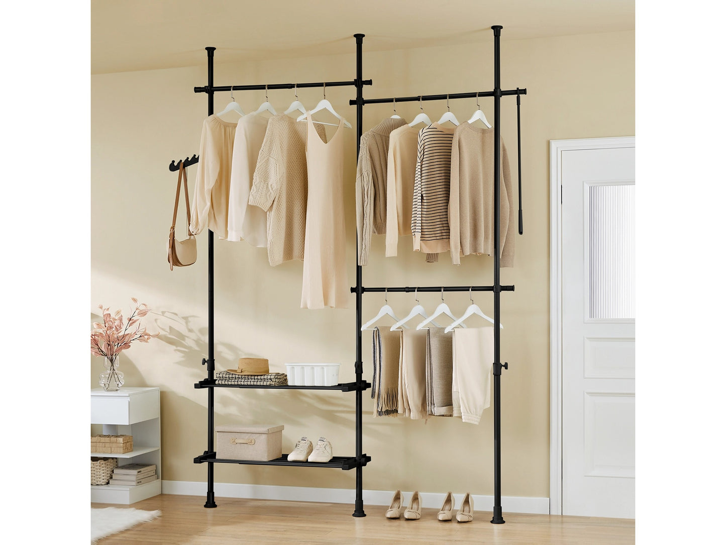 SoBuy Cintre télescopique au sol - penderie ouverte réglable - avec tringles et étagères - noir