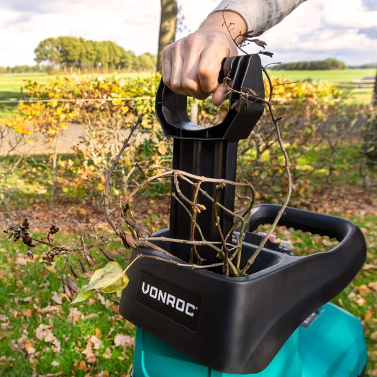 VONROC Silent Shredder/Shredder 2800W - Pour les branches jusqu'à Ø45mm - Bac de ramassage 60L & bâton de poussée inclus