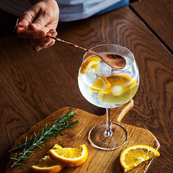 BarDeluxe® Verres à Gin Tonic - 500ml - Coffret Gin Tonic - Soufflé à la main - Verres à Gin - 2 pièces - Coffret Gin - Cristal - Cadeau pour femme - Cadeau pour homme - Comprend 2 verres à Gin, une cuillère à Gin Tonic, une tasse à mesurer, 2 pailles en