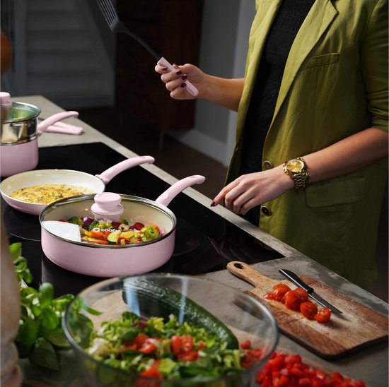 COOCK Ensemble de casseroles 19 pièces - Revêtement spécial antiadhésif - Poignées froides ergonomiques - Aluminium recyclé - Ensemble de poêles à frire - Ensemble de casseroles - Rose pâle - Sous-verres et livre électronique inclus