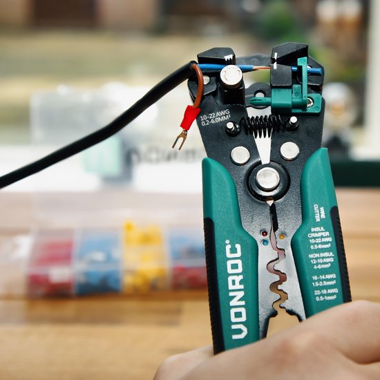 VONROC Pince à dénuder automatique professionnelle - Pince à sertir et à isoler - Avec jeu d'accessoires de 270 pièces