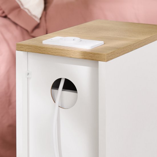 SoBuy Table de nuit mince avec station de charge, table d'appoint étroite avec prise standard, port USB et port Type-C pour chambre et salon, L20 x P35 x H60 cm, blanc, FBT111-E-WN