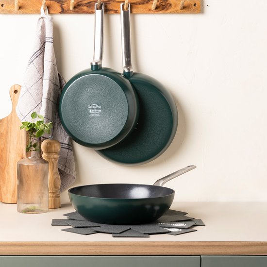 GreenPan Evolution Pine Green ceramic induction pan set 3 pieces - Sans PFAS - Poêle à induction - Poêle wok à induction 28cm - Va au lave-vaisselle - Va au four jusqu'à 200°C - Aluminium recyclé - Poignée en acier inoxydable - Vert