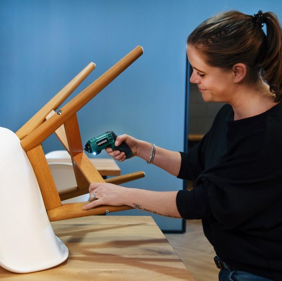 VONROC Tournevis sans fil - 4V - Comprend un jeu d'embouts de 14 pièces, un câble de charge USB-C et une sacoche de rangement.