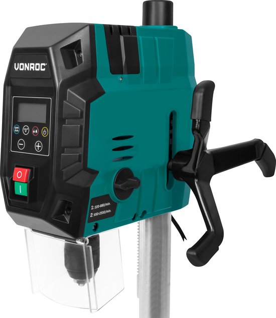 Perceuse à colonne VONROC 900W - perceuse de table - panneau de contrôle digital avec écran LCD - laser de ligne transversale et lampe de travail LED - Comprend une pince rapide, une pince de perçage et un guide de parallélisme
