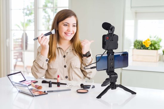 Grundig Phone Tripod with Lamp - Trépied pour téléphone avec microphone - LED avec 3 réglages de couleur - téléphones 53 à 84MM - Table Top et Selfie Stick - Plastique - Noir