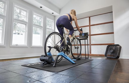 Tacx Boost Bicycle Trainer - 10 niveaux - Jusqu'à 1050 Watts - Avec support de roue avant - Noir/Bleu