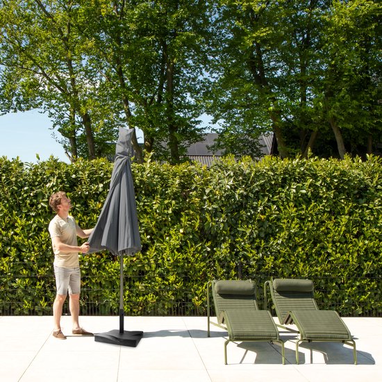 VONROC Premium Parasol à manche Recanati Ø300cm - Base de parasol et housse de protection incluses - Parasol rond - Inclinable - Toile résistante aux UV - Gris