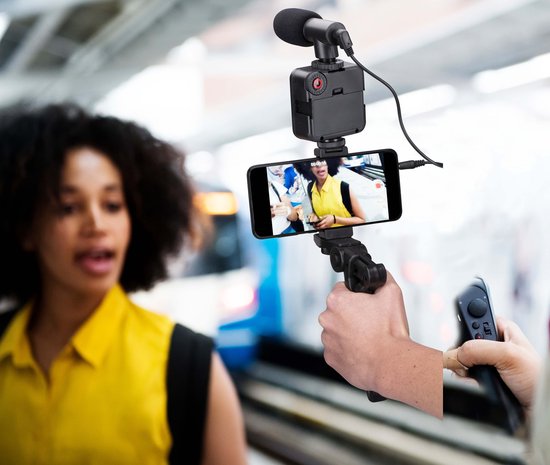 Grundig Phone Tripod with Lamp - Trépied pour téléphone avec microphone - LED avec 3 réglages de couleur - téléphones 53 à 84MM - Table Top et Selfie Stick - Plastique - Noir