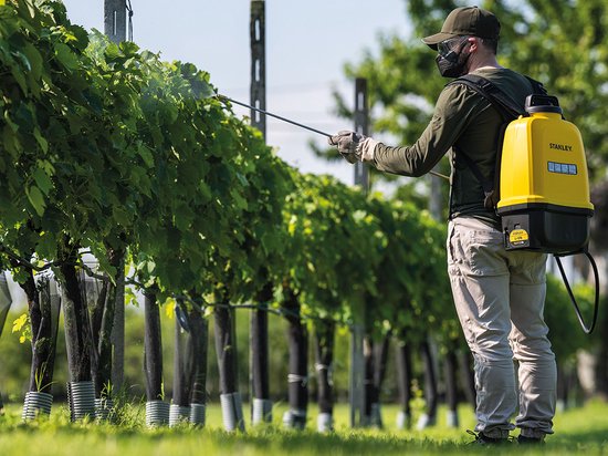 Stanley Pulvérisateur 16 L arrière, pulvérisateur arrière jardin, pulvérisateur à pression, électrique, batterie rechargeable lithium, lance télescopique, buse réglable, autonomie 2 h, max 5 bar, 0.60 l/minute, jaune/noir